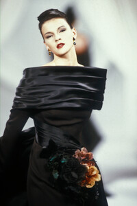 ChristianDior1989HauteCouture193.thumb.jpg.1568ae7cde22e623c4934eb86b9cce5e.jpg