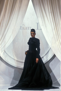 ChristianDior1989HauteCouture211.thumb.jpg.cfdbba09341c10ea980d58b7f49402bf.jpg