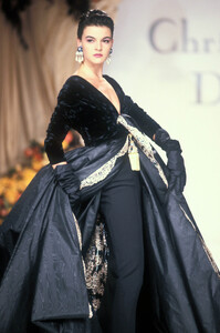 ChristianDior1990HauteCouture121.thumb.jpg.3b4fc44d6443b81d95de57b52211356a.jpg