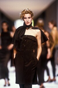 ClaudeMontana1990WomenRTW115.thumb.jpg.cee95ad05ce81b37991c7db64b1678e1.jpg