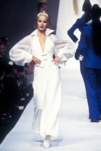 ClaudeMontana1993WomenRTW119.thumb.jpg.0dc9c644c7afacd78e2220fd25f10acc.jpg