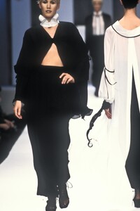 ClaudeMontana1994WomenRTW11.thumb.jpg.bb8ff9286130ff579620c286c05afe2a.jpg