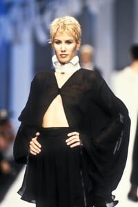 ClaudeMontana1994WomenRTW12.thumb.jpg.e53eccbecf1422c5d8adf7b29f18210d.jpg