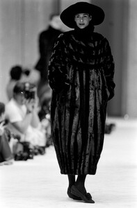 Deborah_Klein_Fendi_FW1988_01.jpg