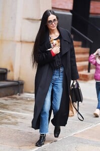 Demi-Moore---Arriving-at-her-New-York-City-hotel-18.jpg