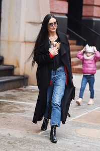 Demi-Moore---Arriving-at-her-New-York-City-hotel-21.jpg