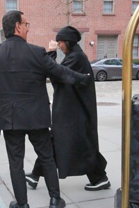 Demi-Moore---Checking-out-of-a-hotel-in-the-trendy-Tribeca-neighborhood-of-New-York-05.jpg