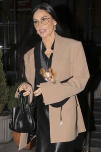 Demi-Moore---Heads-to-Good-Morning-America-with-her-beloved-tiny-dog-in-New-York-01.jpg