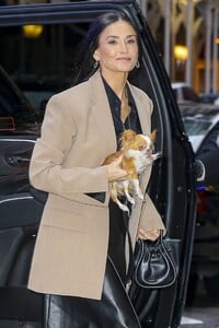 Demi-Moore---Heads-to-Good-Morning-America-with-her-beloved-tiny-dog-in-New-York-04.jpg