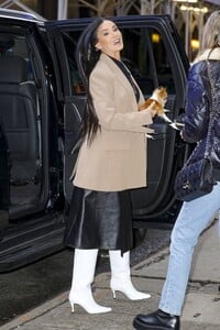 Demi-Moore---Heads-to-Good-Morning-America-with-her-beloved-tiny-dog-in-New-York-06.jpg