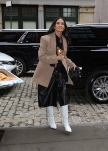 Demi-Moore---Heads-to-Good-Morning-America-with-her-beloved-tiny-dog-in-New-York-29.jpg