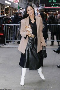 Demi-Moore---Heads-to-Good-Morning-America-with-her-beloved-tiny-dog-in-New-York-36.jpg