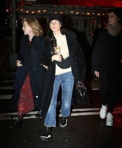 Demi-Moore---With-Jaimie-Alexander-and-Laura-Day-Dine-out-in-New-York-02.jpg