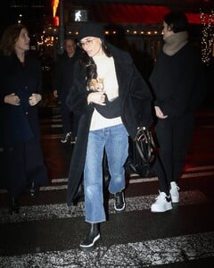 Demi-Moore---With-Jaimie-Alexander-and-Laura-Day-Dine-out-in-New-York-04.jpg