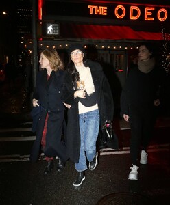 Demi-Moore---With-Jaimie-Alexander-and-Laura-Day-Dine-out-in-New-York-10.jpg