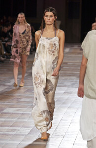 DriesVanNoten2002WomenRTW10.thumb.jpg.96828d4ab8291017ba8128fc27ae22f4.jpg