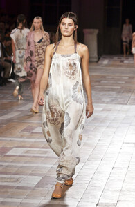 DriesVanNoten2002WomenRTW11.thumb.jpg.a5c7b3ada4ea5e4f296a754d17a489ec.jpg