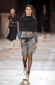 DriesVanNoten2002WomenRTW71.thumb.jpg.f245a7cbb14c06c451e22c2442af3e58.jpg