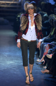 Dsquared22004WomenFW10.thumb.jpg.26b381afb0c133558f1364561d037495.jpg