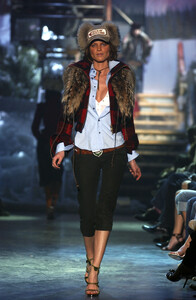 Dsquared22004WomenFW12.thumb.jpg.ee5e33e32e9936b31891da29935d3150.jpg