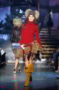 Dsquared22004WomenFW31.thumb.jpg.d466922c45a9b934a892484be70a051c.jpg
