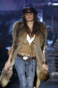 Dsquared22004WomenFW34.thumb.jpg.8cc2a1c45cfc31481e9001b8f3216029.jpg