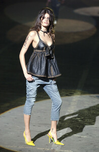 Dsquared22004WomenSS10.thumb.jpg.25e3690be659b56e2287d8fe94139123.jpg