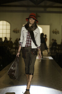 Dsquared22005WomenFW11.thumb.jpg.5d8c13b71f27a26c2d96053796f42aec.jpg