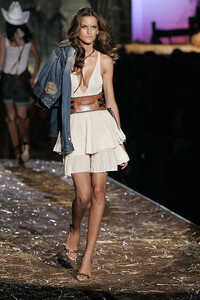 Dsquared22006WomenSS2.thumb.jpg.05a652efcf1bf20f9e6b6f63fd453bcc.jpg