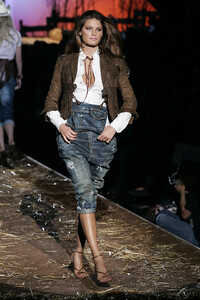 Dsquared22006WomenSS7.thumb.jpg.56071cc957eb4f77f1aec177e0079a84.jpg