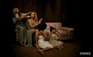 ESSENCEMAGAZINE-0324-ES-CVS-005-WATERMARK~0.jpg