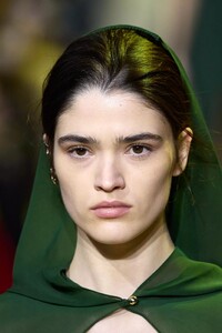 ElieSaabclpF23033.thumb.jpg.dd09d3824a8689a2e62868b0189229d8.jpg