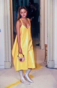 Fendi1999WomenRTW53.thumb.jpg.ded0bc6462a1f3f3b6ecdf4c47c11618.jpg