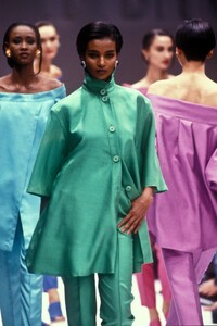 GianfrancoFerre1990WomenRTW50.thumb.jpg.e577e5fa81e402d446942368c882f3cd.jpg