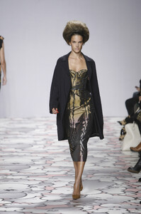 Giles2010WomenFW14.thumb.jpg.e4f1ef71c35943446440b63722455e3a.jpg