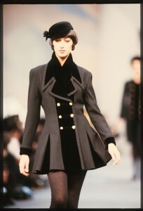 Gisele_Zelauy_Chanel_FW1989_01.jpg