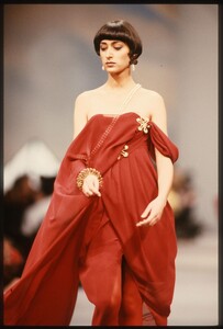 Gisele_Zelauy_Chanel_FW1989_04.jpg