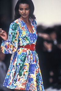 Givenchy1992WomenRTW90.thumb.jpg.ae57e05b2d1a424b81ac39c545e7720d.jpg