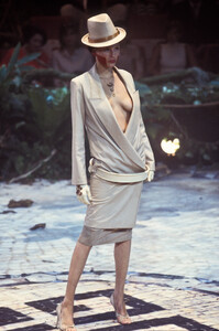 Givenchy1998HauteCouture18.thumb.jpg.75ba54273210503a3ee9c1ef867e0897.jpg