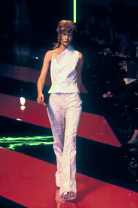 Givenchy1998WomenRTW90.thumb.jpg.a39d75f94f07378e137dd55bb574e111.jpg