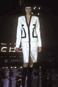 Givenchy1999WomenRTW25.thumb.jpg.b713df0dadf890361b518fd226b80db1.jpg