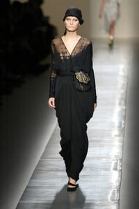 Givenchy2002HauteCouture47.thumb.jpg.587be9f6d8a414ea61068f0cc18c023d.jpg