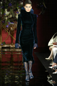 Givenchy2003HauteCoutureFW6.thumb.jpg.0c62de614ded8d0a9d35a7be329469f4.jpg