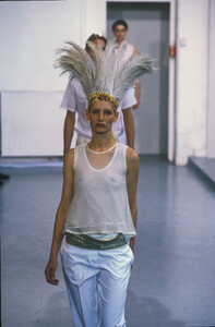 HelmutLang1998WomenSS11.thumb.jpg.f710970372798d83ba6c47e5e42cf5a1.jpg