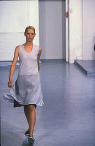 HelmutLang1998WomenSS14.thumb.jpg.2434e269ca34f14e98e3c43c093077bf.jpg