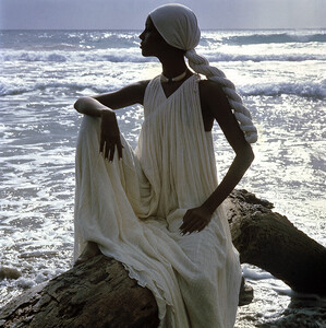 Iman_by_Norman_Parkinson_VogueUK_1976_02.jpg