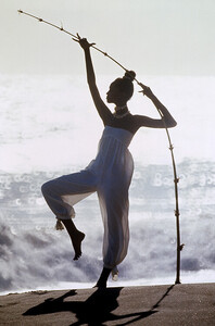 Iman_by_Norman_Parkinson_VogueUK_1976_05.jpg