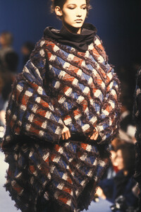 IsseyMiyake1984WomenRTW35.thumb.jpg.4e5cbe2a846165e4f42c76119b1b237d.jpg