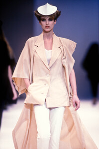 IsseyMiyake1990WomenSS21.thumb.jpg.1dac80d537a1cc3dd02548e52e964687.jpg