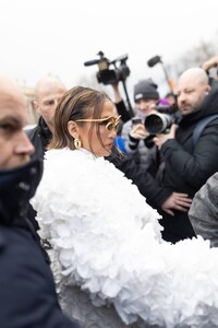 Jennifer-Lopez---Arriving-at-the-Schiaparelli-show-in-Paris-during-fashion-week-05.jpg